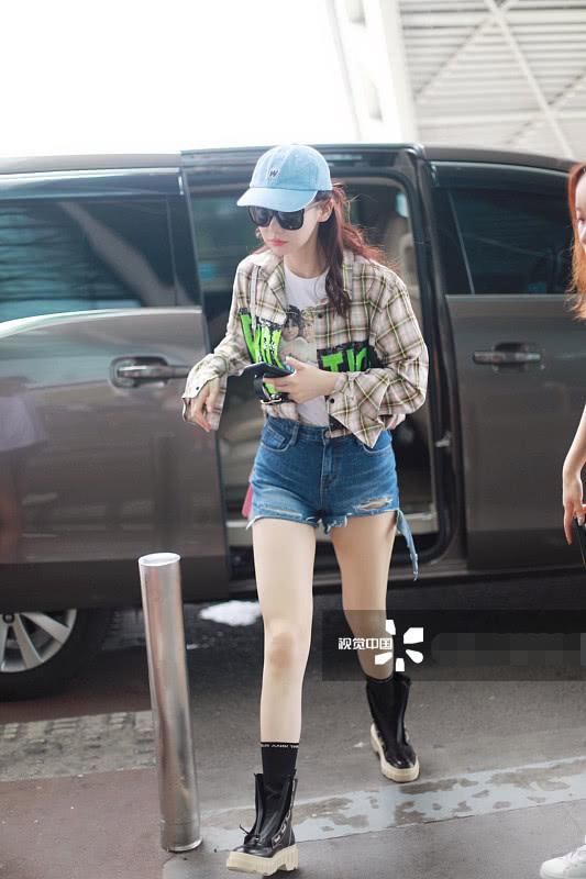 好衣架全靠P，戚薇穿“灯管装”精修图完爆超模，未修一言难尽