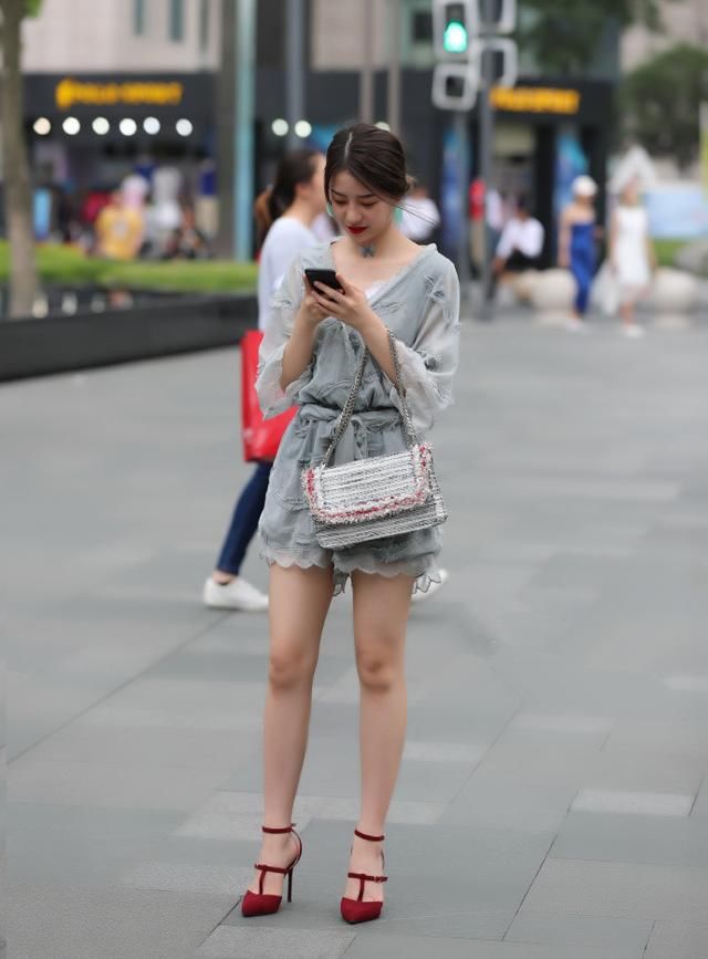 街拍,清爽又不乏味的时尚穿搭示范,让你尽显迷人女人味!