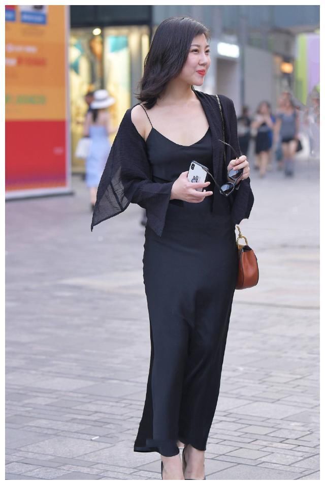 街拍:图1性感吊带连衣裙，图2清纯学院风穿搭，图3简约大气套装