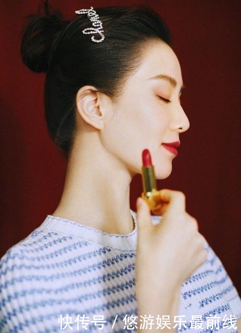 刘诗诗为Chanel口红新品代言,丸子头搭条纹上