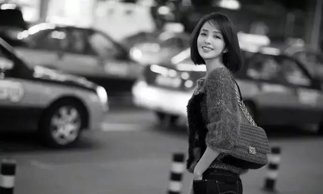 佟丽娅出发纽约时装周,身穿灰色毛衣现身机场,美出新高度!