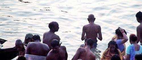 奇葩印度:男女老少在飘满垃圾的恒河里混浴,还用木棍刷牙