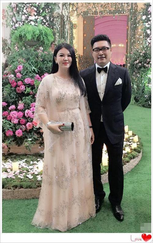 42岁李湘真瘦了，一身印花连衣裙高级有范，网友：这颜值让人怀疑