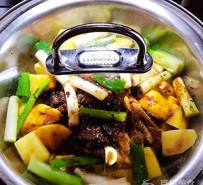 「外婆」外婆的祖传秘方—土豆蒸蹄膀