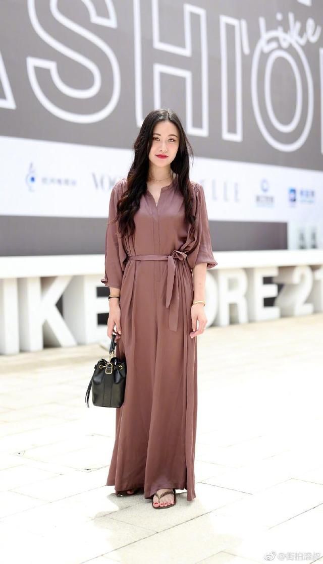 穿长裙就一定要穿高跟鞋？看了她们的搭配，你的认知或许会改变！