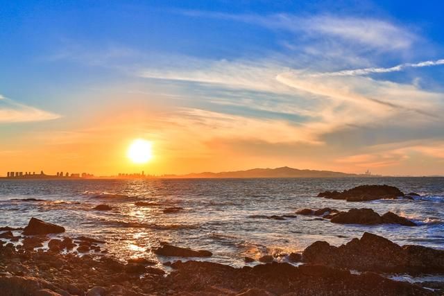 比三亚人少!比青岛消费低!北方最适合看海的城市，海鲜正肥!