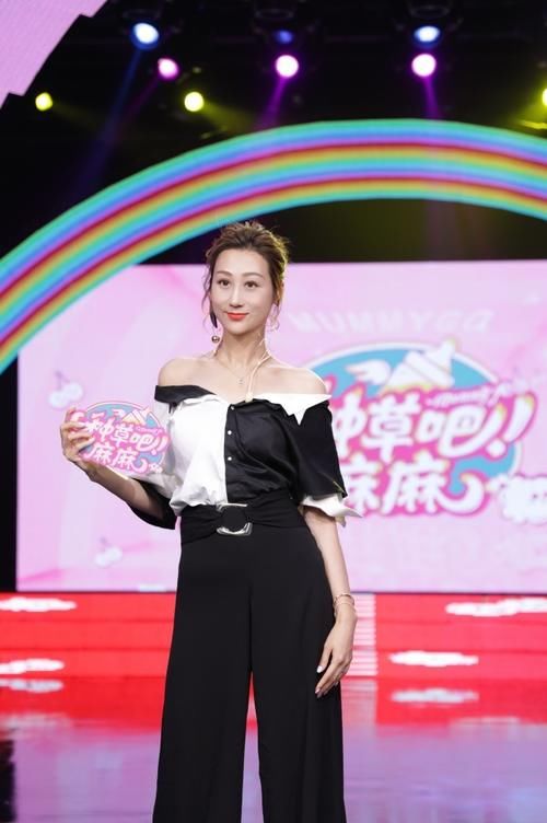 她5年生了4个小孩，一袭露肩装尽展前凸后翘好身材，胸前扣子亮了