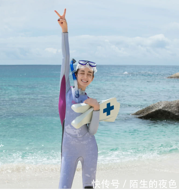 谁说潜水服不时尚，迪丽热巴穿上身材藏都藏不住了，这造型给满分