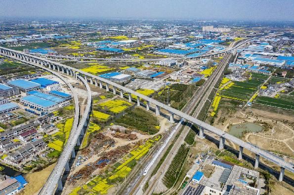 航拍连淮扬镇铁路，像一条巨龙横卧在花海中