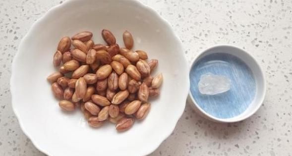  「吃腻」豆浆油条吃腻了，不如换换新的口味，花生酱豆味浓厚还对身体还好