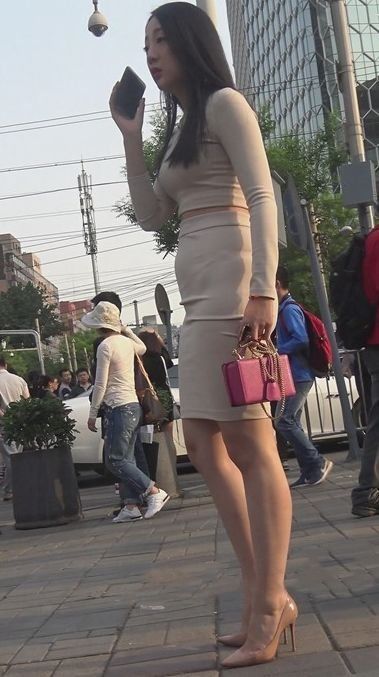 街拍:裸色紧身针织套装不仅保暖又时尚，还能穿出性感女人味