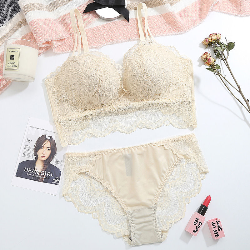 胸不大的女人!新款文胸上市，深V聚拢收副乳，怎么穿都时尚有范