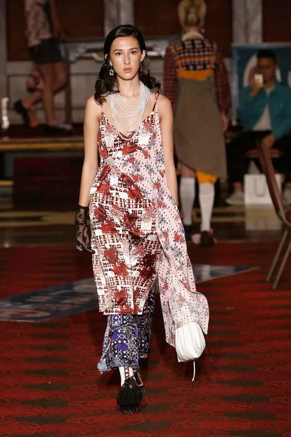 在唐人街的中餐馆打麻将，中式旗袍和解构西装完美结合，打造最中