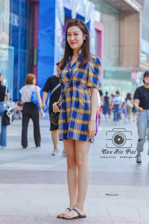 路人街拍，淑女气质的背带休闲牛仔裤小姐姐