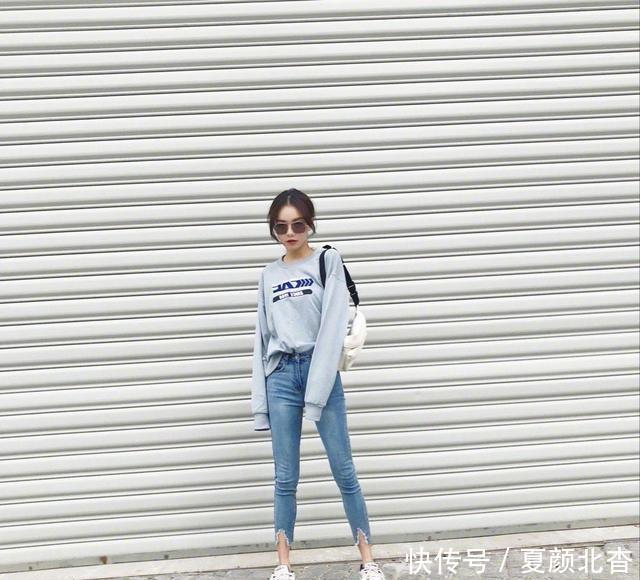  『小姐姐』路人街拍，姑娘优雅婉约，穿着一件一字肩的纱裙，十分的浪漫