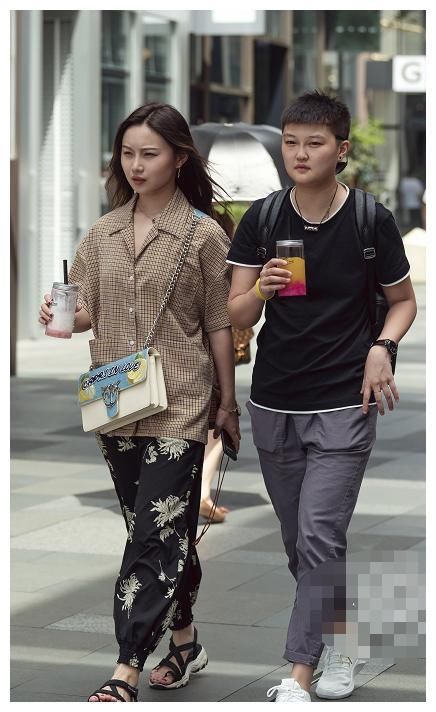 街拍：图四穿性感皮裤，腿部曲线完美，网友：女人味十足！