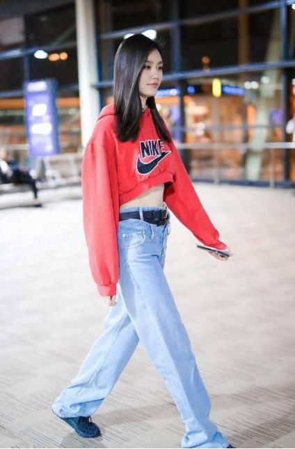 奚梦瑶太会穿搭胸以下全是腿！机场秒变T台，机场秀不得不服她！