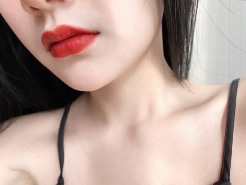  『姨妈』大牌热门口红色号测评：正红色经典大气，姨妈色显白有气场！