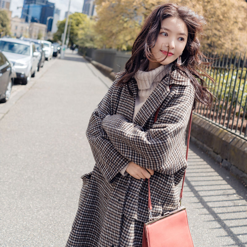 还穿”焦糖色”?太傻，今年流行“中国色”大衣太漂亮，谁穿谁美