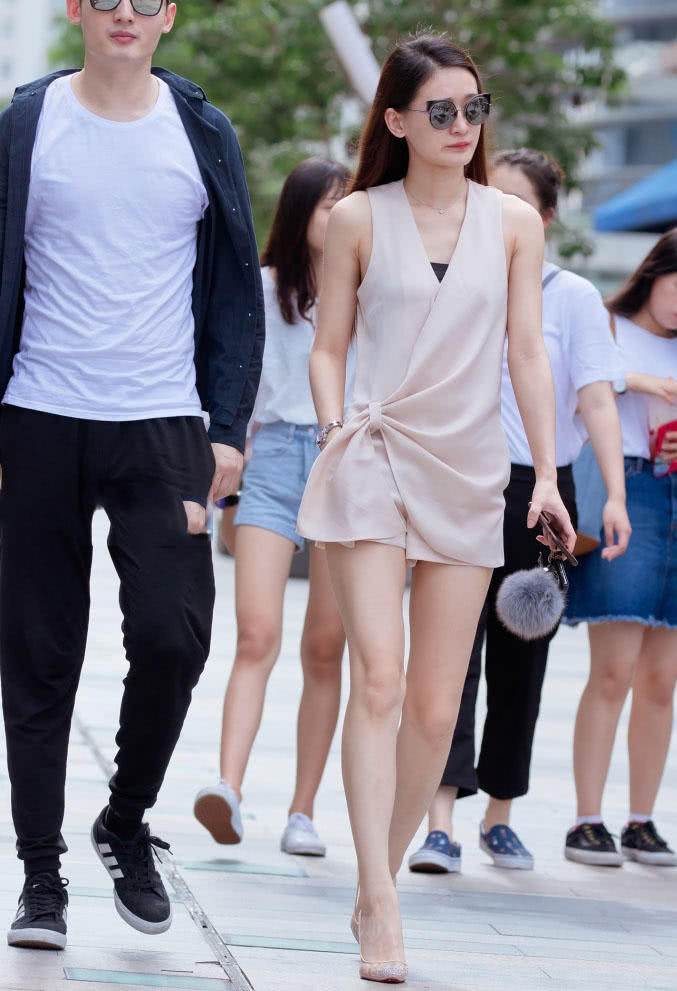 气质小姐姐肉色连衣小短裤穿出朦胧之美，优雅曼妙的身姿让人着迷