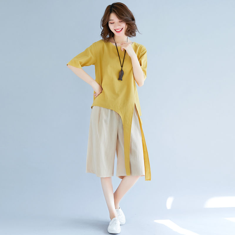 别傻傻T恤配牛仔?又丑又土!今年流行棉麻衫+短裤，轻便还美丽