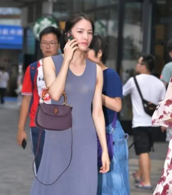 「 美女」一条蓝色的连衣裙,优雅气质好身材,街拍:身材高挑的美女