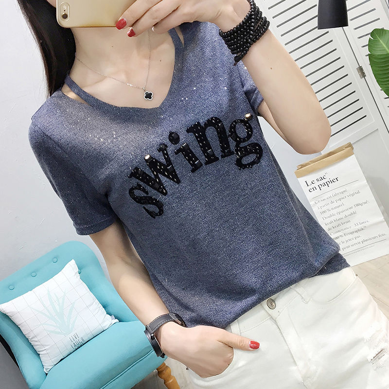 把长裙都比下去的“气质T恤”，搭配短裤+小白鞋，美嫩到不行