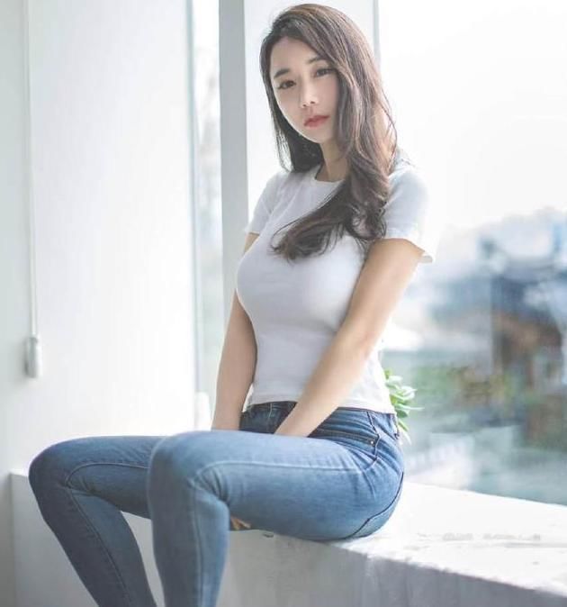 窈窕身姿的气质美女，搭配紧身牛仔裤，这身材给满分!