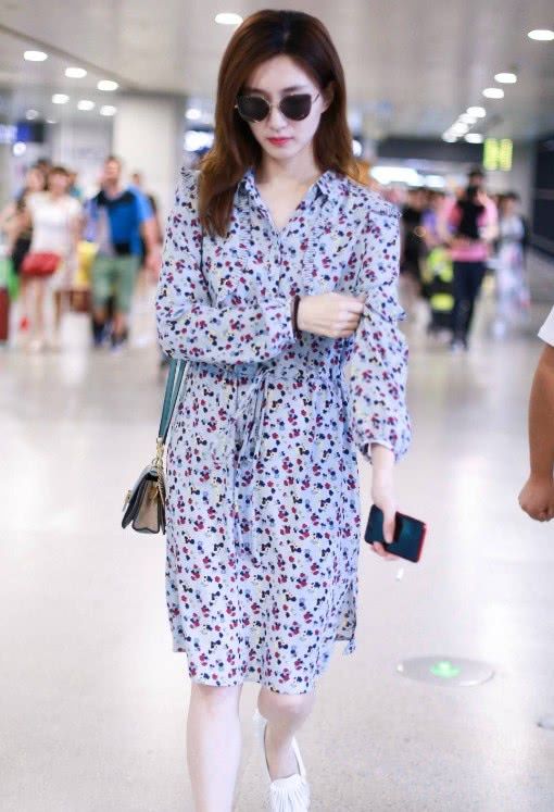 江疏影真是越来越会玩，衣领竟然比裤子还要长?却意外好看!