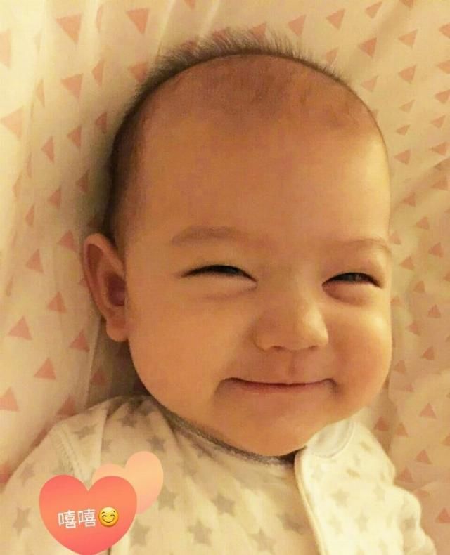  「宝宝」世界小姐张梓琳晒闺女最新照片，胖妹发量令人震惊，与宝宝阶段比照独特