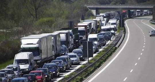 跑了一次德国高速，才明白国内堵车的真正原因，网友：脸红！