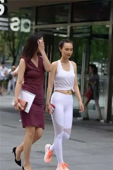 两位小姐姐大街上争艳，白色紧身裤小姐姐甩紫色连衣裙小姐姐十条