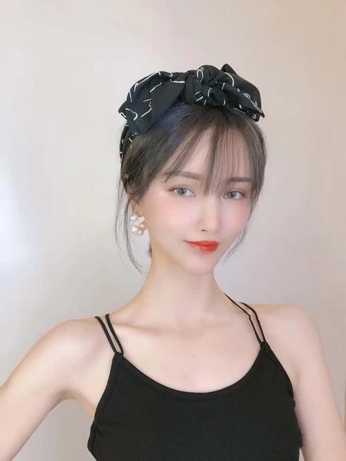  『半丸子头』短发女生有福了，这样扎减龄俏皮，明星也都这么扎，超迷人