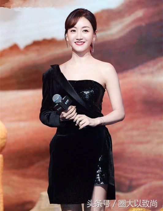 37岁杨蓉牛掰，穿黑色抹胸裙比宋茜还时尚显身材，人老更爱美？