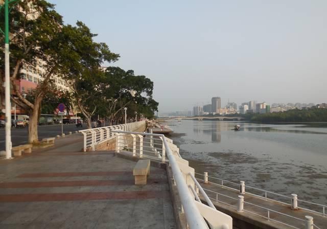 喜爱三亚并不为了旅游，而是那清晨的空气和美食