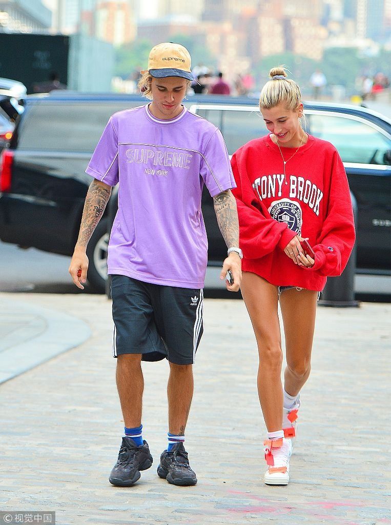 海莉带比伯回家见家长路上边走边玩 两人街头腻歪秀甜蜜躲角落激