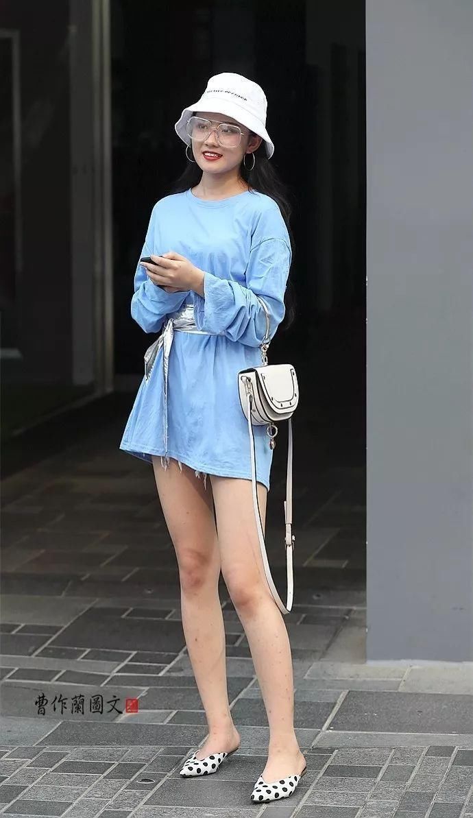 街拍:清凉不失妩媚的短裙美女