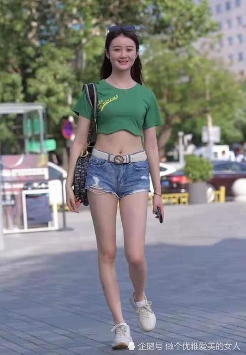  【女人味】小姐姐的牛仔短裤能秀长腿，也能秀马甲线，让我意外的是这样更有女人味了
