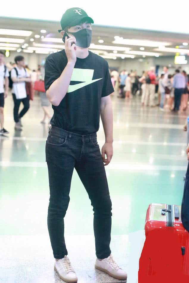 邓伦穿紧身裤现身机场，打电话姿势妖娆过女人，热巴看了想打人