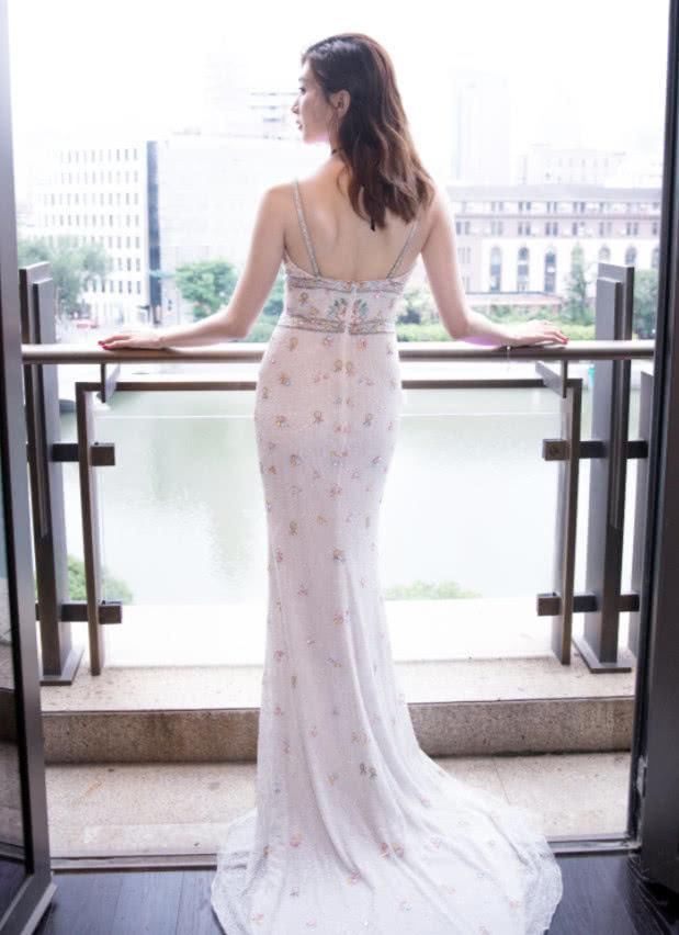 江疏影真是厉害了，不仅有小蛮腰大长腿，还有性感的蝴蝶骨！