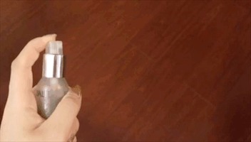 你可以拿走我的奶茶，喷雾给我留下！