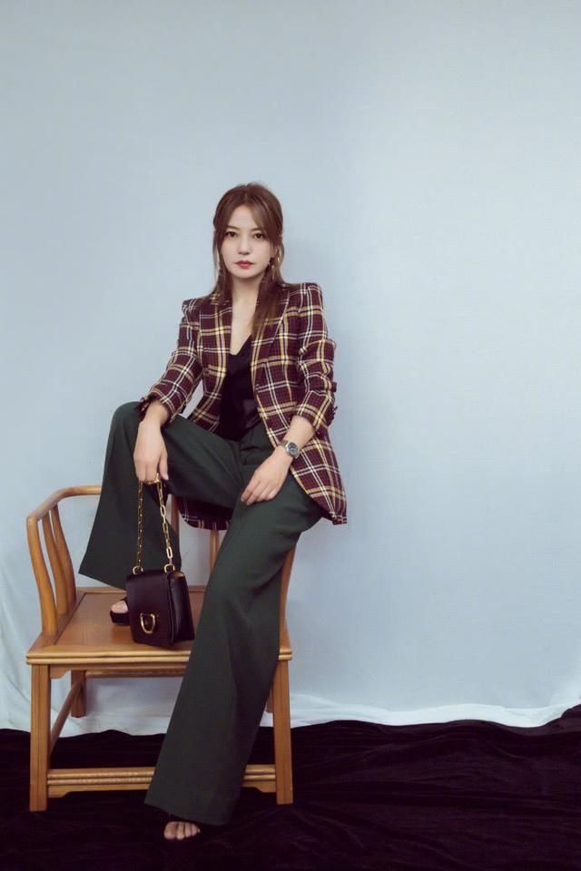 赵薇不过是穿件牛仔裙，却被吐槽像“姨妈巾”网友：好尴尬啊！