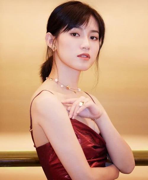 “尔晴”真敢穿，身上衣服只靠两根吊带撑起，裙子开叉到大腿根！