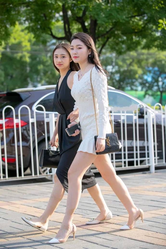 路人街拍,穿的好看,不仅会吸引人注意,还会建立良好形象