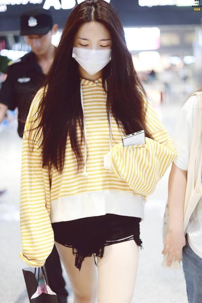 杨超越现身机场，条纹卫衣配短裤，大长腿实力抢镜