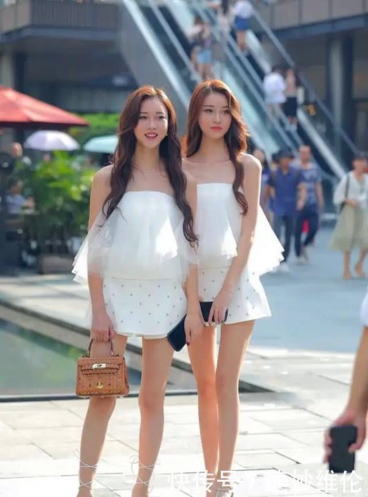  【闺蜜】街拍时尚美女，逛街的漂亮闺蜜，五官精致韵味十足