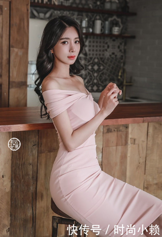 女神必备：青春活力的紧身裙美女，白皙又漂亮，身材完美！