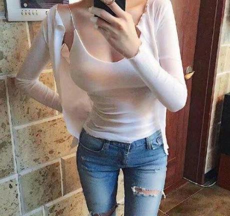 牛仔裤让女人的时尚气息淋漓尽致的展现出来，缔造出一般悠闲时尚