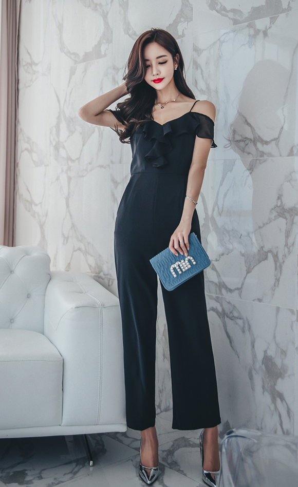 女神孙允珠，黑垭幽深镜泊湖蓝吊带阔腿裤