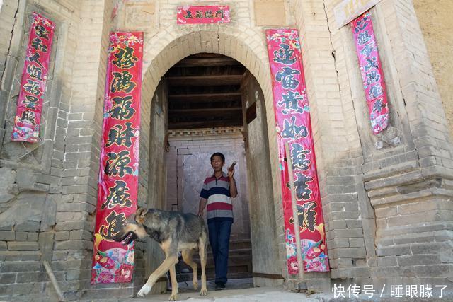 无人机在深山发现200年的四合院，40万也不卖，看看值不值